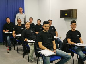 Alumnos del curso Montador de Estructuras Aeronáuticas en su primer día de clases teóricas