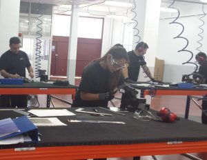 Alumna del curso Montador Aeronáutico aprendiendo a limar durantas las clases prácticas del curso