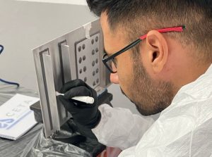 Alumno aplicando encapsulado de cabezas de uniones durante las clases prácticas del curso Sellador Aeronáutico
