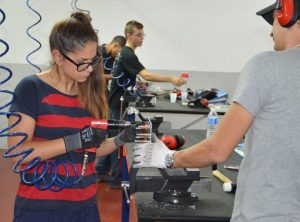 Alumna del curso Montador Aeronáutico aprendiendo a taladrar durante las clases prácticas del curso