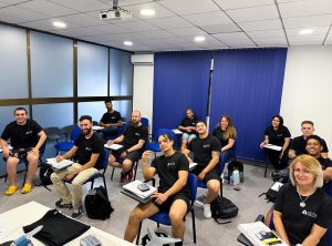 Fotografía grupal del grupo 2 del curso Montador de Estructuras Aeronáuticas en su primer día de clases teóricas