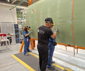 Montadores de estructuras aeronáuticas recibiendo formación en sus puestos de trabajo