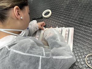 Alumna poniendo cinta para proteger las zonas que no deben sellarse