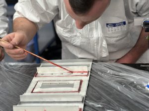 Alumno aplicando sellante a pincel durante las clases prácticas del curso Sellador Aeronáutico