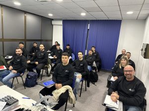Fotografía grupal del grupo 1 del curso Montador de Estructuras Aeronáuticas en su primer día de clases teóricas