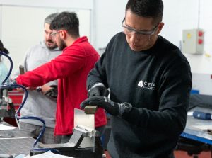 Alumno del curso Montador Aeronáutico limando una placa de metal