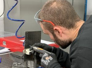 Alumno del curso Montador Aeronáutico aprendiendo a taladrar una placa de metal