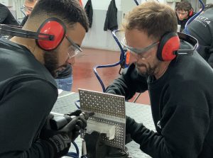 Alumnos del curso Montador de Estructuras Aeronáuticas aprendiendo a remachar
