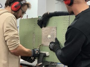 Alumnos del curso Montador Aeronáutico aprendiendo a reparar o reforzar paneles mediante chapas remachadas