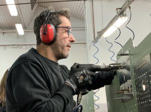 Alumno del curso Montador Aeronáutico aprendiendo a remachar