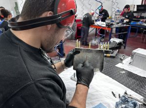 Alumno del curso Montador de Estructuras Aeronáuticas trabajando en su proyecto final de curso