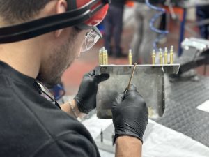 Alumno de CETA Aeronáutica durante las clases prácticas del curso Montador de Estructuras Aeronáuticas en el taller de CETA