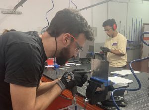Alumno del curso Montador Aeronáutico taladrando una placa de metal