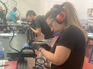 Alumna del curso Montador de Estructuras Aeronáuticas aprendiendo a taladrar una placa de metal