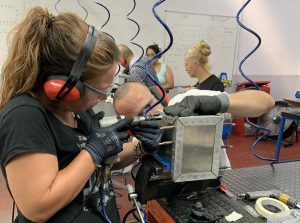 Alumnos del curso Montador de Estructuras Aeronáuticas trabajando juntos para remachar