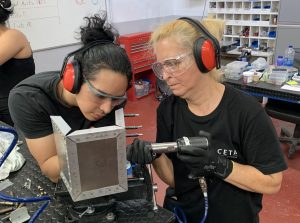 Alumnos del curso Montador de Estructuras Aeronáuticas trabajando juntos en el proyecto final del curso