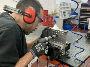 Alumno del curso Montador Aeronáutico aprendiendo a taladrar una placa de metal