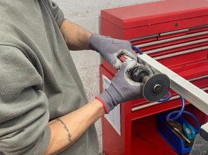 Alumno del curso Montador Aeronáutico aprendiendo a recortar una placa de metal