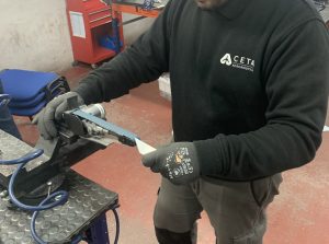 Alumno del curso Montador Aeronáutico limando una placa de metal