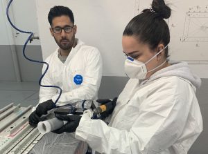 Alumna preparando el sellante para aplicar con el método sellado en filete
