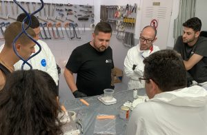 Formador explicando como se prepara el sellante para su uso durante las clases prácticas del curso Sellador Aeronáutico de CETA Aeronáutica