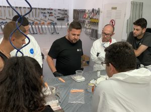 Formador explicando como se realiza la mezcla de sellante para poder aplicarlo
