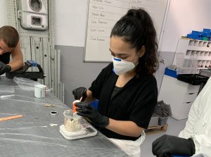 Alumna del curso Sellador Aeronáutico preparando la mezcla del sellante para su aplicación