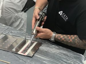 Formador explicando como se aplica el sellante de interposición