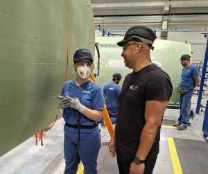 Montadores Aeronáuticos trabajando en equipo en la estructura de un avión
