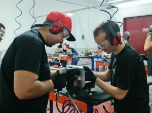 Alumnos aprendiendo a remachar durante las clases prácticas del curso Montador de Estructuras Aeronáuticas
